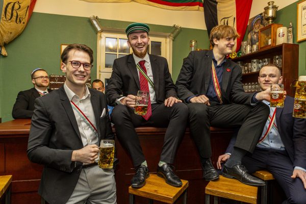 Gemütlicher Tresenabend auf dem Haus