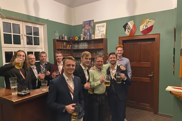 Gemütlicher Tresenabend auf dem Haus