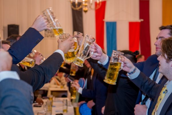 Anstoßen mit Freunden